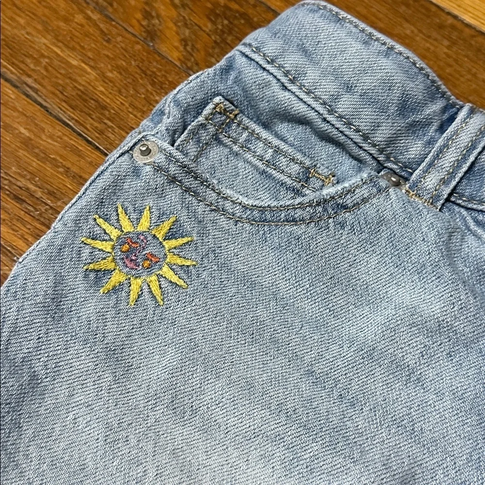 Cat & Jack Girl’s Sun Embroidered Cutoff Style Shorts, Sz Small (6/7)